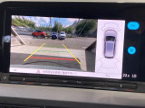 ギアをリバースに入れると車両後方の映像を映し出します。画面にはガイドラインが表示され、車庫入れや縦列駐車などの際に安全確認をサポートします。