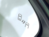 【ブラインドスポットモニター】走行中、ドアミラーの死角になりやすい箇所に後続車が接近するとサイドミラーのレンズに警告を表示!ドライバーに注意喚起をしてくれます。