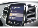 縦型の大型ディスプレイはタッチパネルで直感的な操作が可能