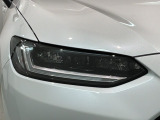 LEDヘッドライトは、点灯の瞬間から最大光量を発揮し、突然暗くなるトンネルなどでの安定感を高めます。