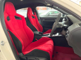 【専用スポーツシート】ホールド性に優れ、カーブ時の体が流れを抑制してくれます。また、体にフィットするから腰や背中が疲れにくく、ロングドライブや高速走行でも快適にお過ごしいただけます♪