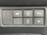 運転席右側にパーキングセンサーのスイッチや電動リアゲートのスイッチ等がついています。