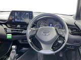 運転席まわりです。 各操作スイッチは使いやすい位置に配置されてます。
