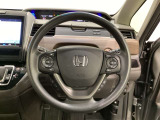 ハンドルにHondaセンシング系のクルーズコントロールやレーンキープアシストなどのスイッチと、オーディオの操作スイッチが装備されています。ハンドルから手を離さず安全に操作できます。