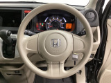エアバック標準装備のステアリングです。ハンドルのすぐ左にシフトノブがあるインパネシフトです。とても操作がし易くなっています。