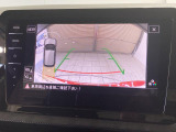 ギアをリバースに入れると車両後方の映像を映し出します。画面にはガイドラインが表示され、車庫入れや縦列駐車などの際に安全確認をサポートします。