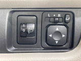 【電動格納ミラー】サイドミラーは電動格納式となっており、狭い駐車場でもキズがつくリスクを抑えられます。