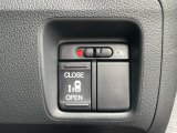 運転席右側に電動スライドドアのスイッチがついています。