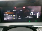 右側に大きく見やすいスピードメーター左側ディスプレイには運転支援システム等を表示