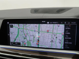 【純正ナビゲーション】BMWのナビゲーションは操作性も良く、詳細な地図情報と交通状況を見やすく表示し、快適なドライビングをサポートしながら目的地までナビゲートします。