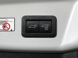 【パワーバックドア】スマートキーや運転席のボタンを押すだけでリアゲートが自動で開閉します!荷物を持っている時や、高い位置にあるバックドアを閉める際に便利な機能です♪