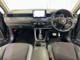 【ドライバーズファースト】 すっきりと美しい水平基調のダッシュボードが、運転視界を約束。