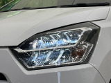 【LEDヘッドライト】悪天候や夜間走行時も良好な視界を確保し安心して運転できる高輝度LEDヘッドライトを装備!点灯速度が早く、消費電力も抑えられています。