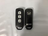 スマートキー付きですからドアロックの開閉およびエンジンスタートが楽々です。電動スライドドアの開け閉めもボタンで操作できます。スペアキーも同じものを用意しております。