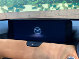 【12.3インチマツダコネクト】車内の雰囲気にマッチした大型ディスプレイ。スマホ接続でのナビ使用やBluetooth再生等、様々な機能が楽しめます。直感的なダイヤル操作が可能で、使い勝手も良好です。
