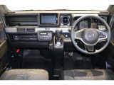 操作性に優れた運転席となります!小物入れや各ボタンの配置にこだわり、使いやすいです!座り心地もよく視認性も良好なのでロングドライブもお任せ下さい!