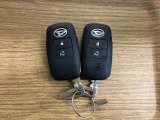 【スマートキー】 スマートキーを携帯していれば、ドアハンドルのボタンを押してロックの解除ができ、パワースライドドアもワンタッチで開閉できます。