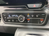 【オートエアコン】一度お好みの温度に設定すれば、車内の温度を検知し風量や温度を自動で調整。暑い&hellip;寒い&hellip;と何度もスイッチ操作をする必要はありません。快適な車内空間には必須の機能ですね♪