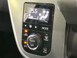 【オートエアコン】一度お好みの温度に設定すれば、車内の温度を検知し風量や温度を自動で調整。暑い&hellip;寒い&hellip;と何度もスイッチ操作をする必要はありません。快適な車内空間には必須の機能ですね♪