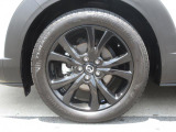 18インチ純正アルミホイールを装備。タイヤサイズは215/55R18となります。