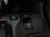【電子パーキングブレーキ】電子制御のパーキングブレーキと、信号待ちや渋滞に便利なオートブレーキホールドを装備しております。ブレーキペダルから足を離しても自動的に停車状態を保持してくれる便利な機能です
