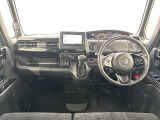 いつでも気持ちよく運転できて、使い勝手のいい収納や体をケアするシート、細部にまでこだわったインテリア♪