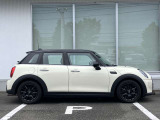 オリジナルサービスもついたMINI自動車保険も取り扱っております。MINI自動車保険にご加入いただくと、万一のトラブルを24時間365日サポートするエマージェンシー・サービスの〈プレミアム〉をご利用いただけます。
