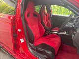 【専用スポーツシート】ホールド性に優れ、カーブ時の体が流れを抑制してくれます。また、体にフィットするから腰や背中が疲れにくく、ロングドライブや高速走行でも快適にお過ごしいただけます♪