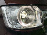 【LEDヘッドライト】が装備されています。夜間走行時や雨の日に明るく安全に前方を照らすことが出来ます。対向車からも見えやすいので相手に接近を知らせることも出来ます。