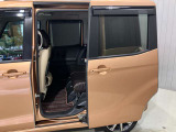 【両側オートスライドドア】子供を乗せたりするのにも隣のお車を気にせずストレスフリー★雨の日などはリモコンキーからドアの開閉ができて、とても便利な両側オートスライドドア★