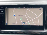 スマートフォン用アプリ[Apple CarPlay][Android Auto]対応の純正ナビ Discover Pro を装備、ラジオのほか、USB、Bluetoothハンズフリー通話にも対応。