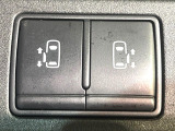 【両側パワースライドドア】スマートキーや運転席のスイッチで後席両側スライドドアの開閉が可能♪電動だから力を入れてドアを開ける必要が無く、小さなお子様でも簡単に開け閉めでき快適です♪