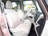 運転席シート廻りは使用感も少なく、良好な状態となっています。前オーナー様が丁寧に使っていたことがよくわかりますね。