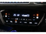 運転席と助手席の温度設定の変更が可能な左右独立タイプのデュアルエアコンです♪♪♪暑がりな人・寒がりな人も誰もが車内を快適にお過ごしいただけます♪♪♪