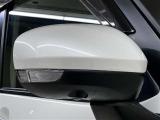 サイドターンランプ付きドラミラーは右折・左折時に車や歩行者等からの視認性を確保します。