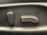 【パワーシート(電動シート)】シートを電動で、前後にスライドまたは上下の高さなどを調整することができます!細かい操作もスイッチ一つでできるので、とても便利です!