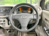 インテリアに合わせたデザインのステアリングは、運転される方のことも考え、運転しやすい形状、大きさです。是非一度、実際に触ってお確かめください。