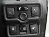 運転席右側にはエマージェンシーブレーキ、VDC、LDW(車線逸脱警報)等の操作スイッチが有ります。