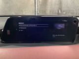 フロントガラス投影タイプのヘッドアップディスプレイを採用しています。現車速やナビルート案内、走行車線表示、前方車表示、交通標識表示など情報も多彩です。