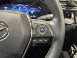 ステアリングスイッチ付きで、運転中に視線を前に向けたまま操作できます。