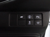 パーキングセンサーや横滑りを防ぐVSA等のスイッチ類は運転席の右側、手の届きやすい位置にあります。