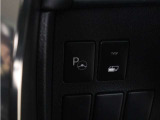(パーキングアシスト)ナビ画面にて駐車したい箇所を設定し、ハンドル操作アシスト機能により駐車ができる装備になります!