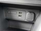 CD/DVD再生プレーヤーは装備されておりませんがフルセグTVチューナー、USB端子やブルートゥースオーディオは備えています。