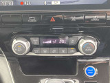 フルオートエアコン搭載。温度設定だけで、車内はいつも快適な空間を維持できます。左右独立温度設定が可能です。