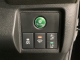 Hondaセンシング用の、VSA(ABS+TCS+横滑り抑制)解除と路外逸脱抑制機能のオンオフスイッチなどはハンドルの右側に装備しています。燃費に役立つECONボタンもここです。
