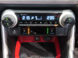 左右独立温度コントロールフルオートエアコンです。運転席、助手席それぞれで独立して温度設定ができます。冷え性の方が乗っても安心ですね♪