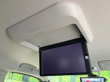 【フリップダウンモニター】大画面モニターで後席でもエンタメをお楽しみいただけます。小さなお子様にも大人気の装備です♪