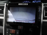 後退時に車両の後ろ側をモニター画面に表示します。車庫入れなどでバックする際に後方確認ができて便利です。車庫入れが苦手な人もこれで安心。