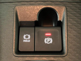 【電動パーキングブレーキ】パーキングブレーキは便利な電動式!ボタン一つで操作でき、アクセルを踏めば自動で解除されます♪レバーやペダルが無いので運転席廻りもすっきりしますね♪