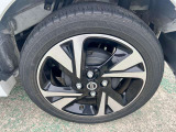 タイヤ残り溝が1.6mmになる目安として「スリップサイン」が設けられています。この車はまだまだ残ってますので、安心してお乗り頂けます!